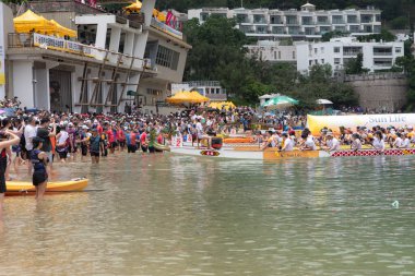 STANLEY-HONG KONG, 10 Haziran 2024: 10 Haziran 2024 Stanley Main Beach, Hong Kong 'da ejderha tekne festivali yarışı