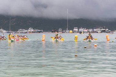 STANLEY-HONG KONG, 10 Haziran 2024: 10 Haziran 2024 Stanley Main Beach, Hong Kong 'da ejderha tekne festivali yarışı