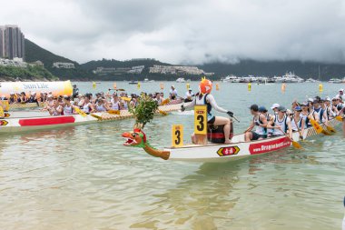 STANLEY-HONG KONG, 10 Haziran 2024: 10 Haziran 2024 Stanley Main Beach, Hong Kong 'da ejderha tekne festivali yarışı