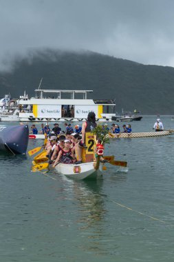 STANLEY-HONG KONG, 10 Haziran 2024: 10 Haziran 2024 Stanley Main Beach, Hong Kong 'da ejderha tekne festivali yarışı