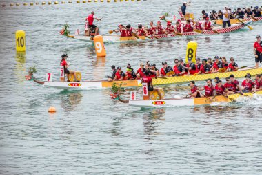 STANLEY-HONG KONG, 10 Haziran 2024: 10 Haziran 2024 Stanley Main Beach, Hong Kong 'da ejderha tekne festivali yarışı