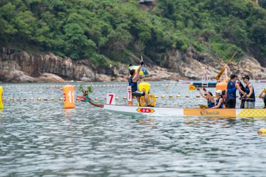 STANLEY-HONG KONG, 10 Haziran 2024: 10 Haziran 2024 Stanley Main Beach, Hong Kong 'da ejderha tekne festivali yarışı