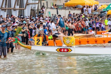STANLEY-HONG KONG, 10 Haziran 2024: 10 Haziran 2024 Stanley Main Beach, Hong Kong 'da ejderha tekne festivali yarışı