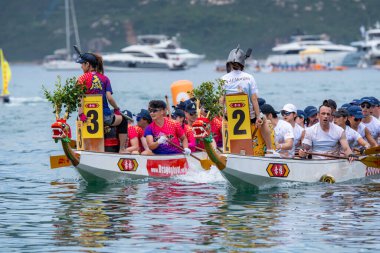 STANLEY-HONG KONG, 10 Haziran 2024: 10 Haziran 2024 Stanley Main Beach, Hong Kong 'da ejderha tekne festivali yarışı