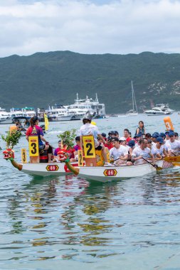 STANLEY-HONG KONG, 10 Haziran 2024: 10 Haziran 2024 Stanley Main Beach, Hong Kong 'da ejderha tekne festivali yarışı