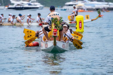STANLEY-HONG KONG, 10 Haziran 2024: 10 Haziran 2024 Stanley Main Beach, Hong Kong 'da ejderha tekne festivali yarışı