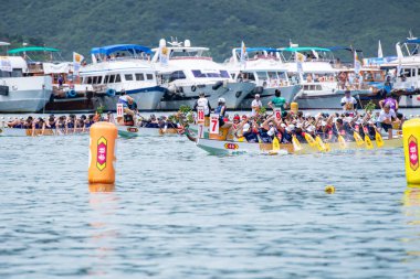 STANLEY-HONG KONG, 10 Haziran 2024: 10 Haziran 2024 Stanley Main Beach, Hong Kong 'da ejderha tekne festivali yarışı