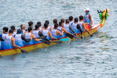 ABERDEEN HONG KONG, 10 HAZİRAN 2024: Aberdeen, Hong Kong 'daki ejderha botları festivalinde yarışan insanlar