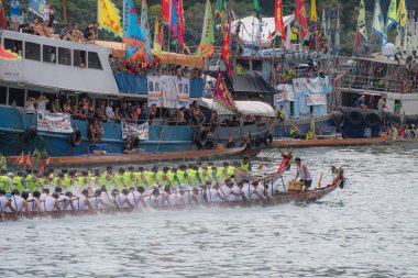 ABERDEEN HONG KONG, 10 HAZİRAN 2024: Aberdeen, Hong Kong 'daki ejderha botları festivalinde yarışan insanlar