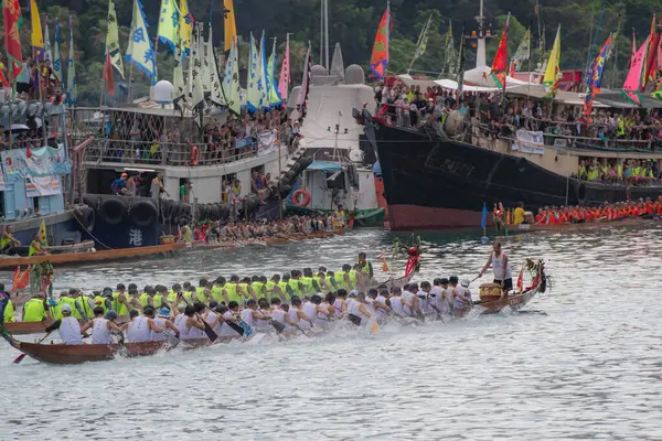 ABERDEEN HONG KONG, 10 HAZİRAN 2024: Aberdeen, Hong Kong 'daki ejderha botları festivalinde yarışan insanlar