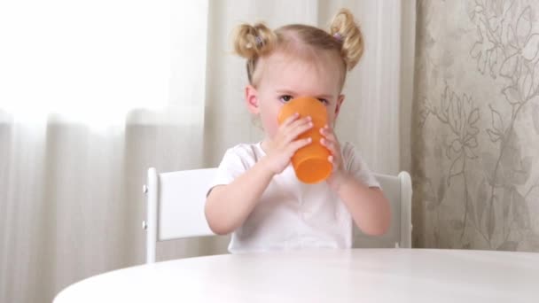 Маленька Дівчинка Білій Футболці Сидить Столом Воду Склянки — стокове відео