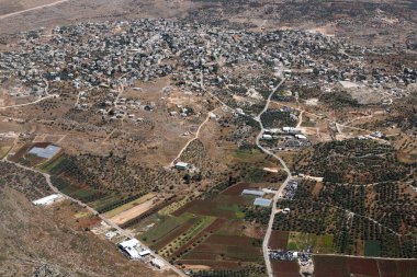 Dünya büyük bir jet uçağının penceresinden görülür..