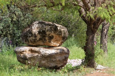 Kuzey İsrail 'de deniz kenarındaki bir şehir parkında taşlar.