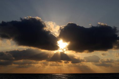 Güneş Akdeniz 'in ufuk çizgisinin altında batıyor..