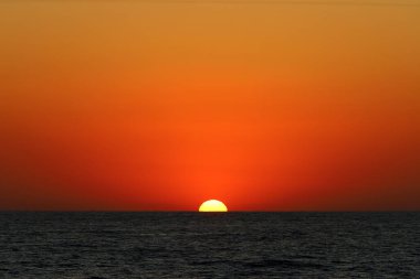 Güneş Akdeniz 'in ufuk çizgisinin altında batıyor..
