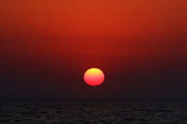 Güneş Akdeniz 'in ufuk çizgisinin altında batıyor..