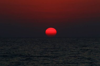 Güneş Akdeniz 'in ufuk çizgisinin altında batıyor..