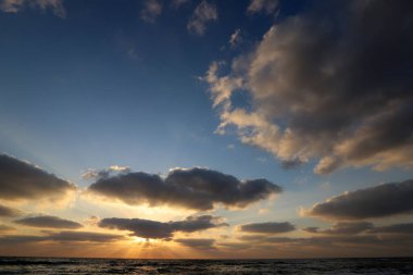 Güneş Akdeniz 'in ufuk çizgisinin altında batıyor..