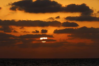 Güneş Akdeniz 'in ufuk çizgisinin altında batıyor..