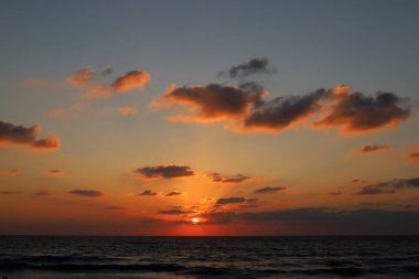 Güneş Akdeniz 'in ufuk çizgisinin altında batıyor..