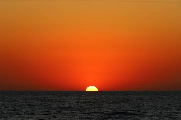 Soleil Descend Sous Horizon Sur Mer Méditerranée — Photo