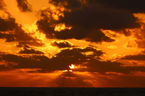 在地中海上 太阳从地平线下升起 — 图库照片