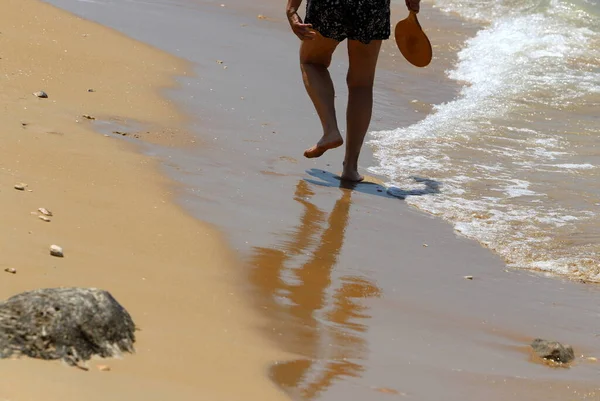 Een Man Loopt Blootsvoets Het Zand Aan Zee — Stockfoto