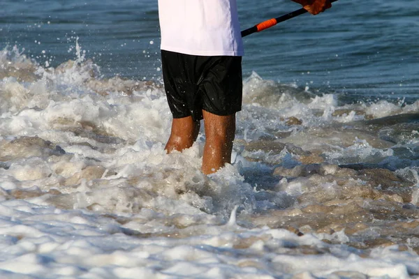 Человек Ходит Босиком Песку Моря — стоковое фото