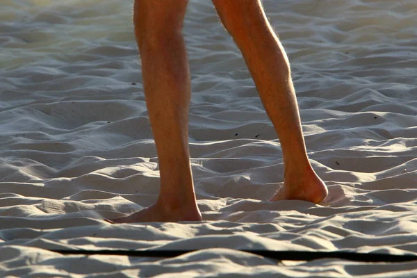 Человек Ходит Босиком Песку Моря — стоковое фото