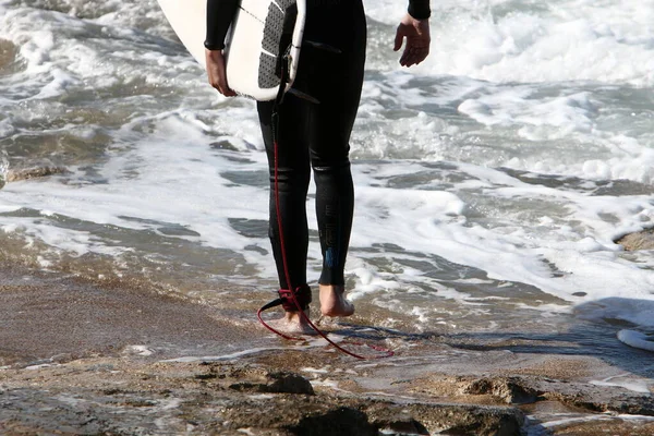 Homem Caminha Descalço Areia Junto Mar — Fotografia de Stock
