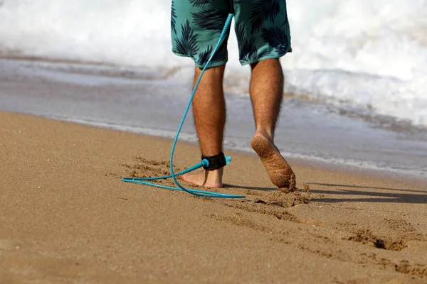 Człowiek Spaceruje Boso Piasku Nad Morzem — Zdjęcie stockowe
