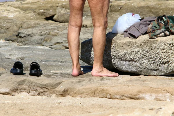 Homem Caminha Descalço Areia Junto Mar — Fotografia de Stock