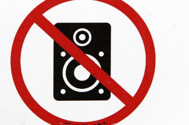 İsrail 'de yol kenarına yol bilgisi tabelası yerleştirildi. 