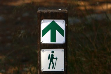 İsrail 'de yol kenarına yol bilgisi tabelası yerleştirildi. 