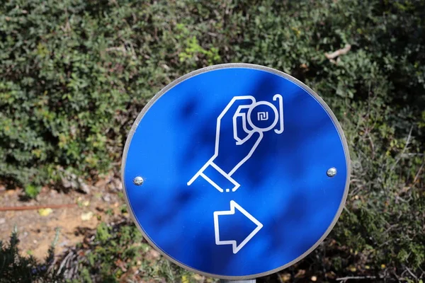 在以色列路边安装了道路信息标志 — 图库照片