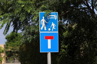 İsrail 'de yol kenarına yol bilgisi tabelası yerleştirildi. 