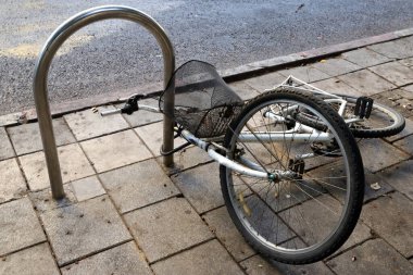 Şehir parkında deniz kenarında bisiklet..