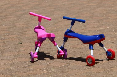 Şehir parkında deniz kenarında bisiklet..