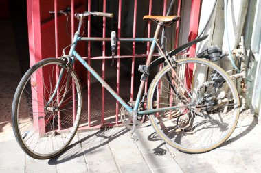 Şehir parkında deniz kenarında bisiklet..