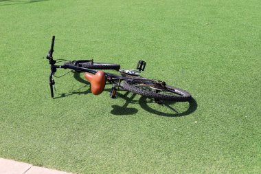 Şehir parkında deniz kenarında bisiklet..