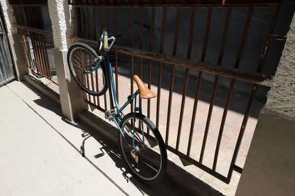 Kerékpár Városi Parkban Közel Tengerhez — Stock Fotó