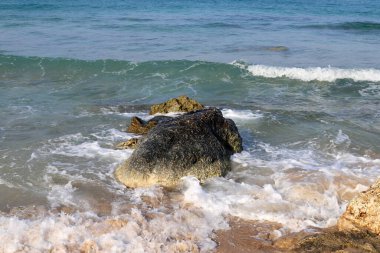 Akdeniz kıyısında taşlar var..