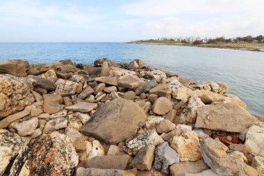 Akdeniz kıyısında taşlar var..