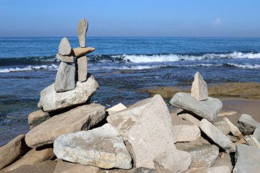 Akdeniz kıyısında taşlar var..