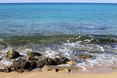 Akdeniz kıyısında taşlar var..