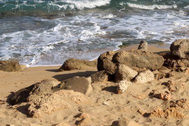 Akdeniz kıyısında taşlar var..