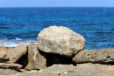 Akdeniz kıyısında taşlar var..
