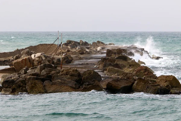 Akdeniz Kıyısında Taşlar Var — Stok fotoğraf