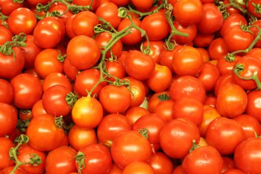 İsrail 'de bir pazarda taze sebze ve meyve satılıyor..