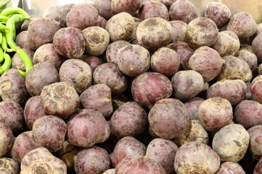 İsrail 'de bir pazarda taze sebze ve meyve satılıyor..